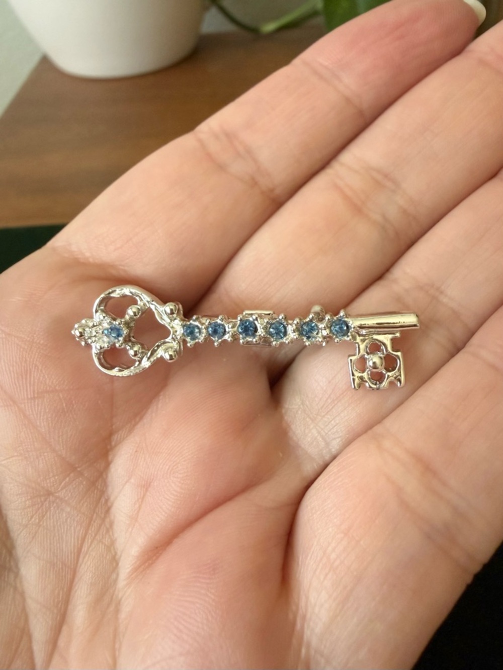 Vintage Skeleton Key Brooch Blue Rhinestones Pin Victorian Silver Tone Dainty - Picture 6 of 8